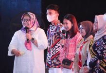read news – Pekan Literasi di Batam Jadi Kunci Pemanfaatan Teknologi Informasi Wakil Gubernur Kepri Hj Marlin Agustina Rudi (kiri) saat menghadiri Pekan Literasi Digital Kota Batam 2022 di Sumatera Expo Batam Center, Kota Batam, Kamis (13/10) pagi. (F: muhammad amin - batamtv.com)
