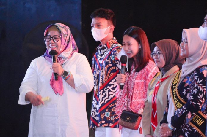 Wakil Gubernur Kepri Hj Marlin Agustina Rudi (kiri) saat menghadiri Pekan Literasi Digital Kota Batam 2022 di Sumatera Expo Batam Center, Kota Batam, Kamis (13/10) pagi. (F: muhammad amin - batamtv.com)