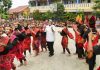 read news – Motivasi ke Siswa SMAN 16, Ini Pesan Marlin Tarian kreasi siswi SMAN 16 Batam saat menyambut kehadiran Wagub Kepri Marlin Agustina (tengah pakaian putih) sebelum acara pembukaan kursus rias, Rabu (12/10/2022) . (Foto: abyaqsa ra - batamtv.com)