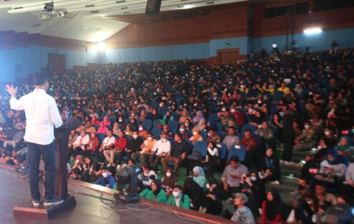 Walikota Batam HM Rudi saat memotivasi mahasiswa yang ikut literasi digital Kamis (13/10/2022) di Sumatra Promotion Centre. (F: abyaqsa ra - batamtv.com)