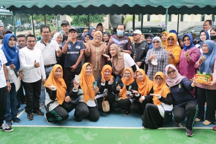 Wagub Kepri, Marlin Agustina saat berada di antara warga saat peresmian Kampung Germas Tanjungbuntung itu, Minggu (16/10). (Foto : abyaqsa ra - batamtv.com)  