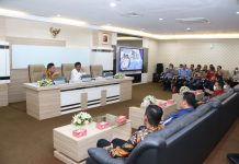 read news – Tak Hanya Andalkan Industri, Batam juga Kembangkan Pariwisata Bupati OKU Timur Lanosin Hamzah (kiri) dan Wali Kota Batam, Muhammad Rudi, saat memberikan sambutan di depan jajaran Pemkab OKU Kamis (20/10/2022). (F: dwi susilo - batamtv.com)