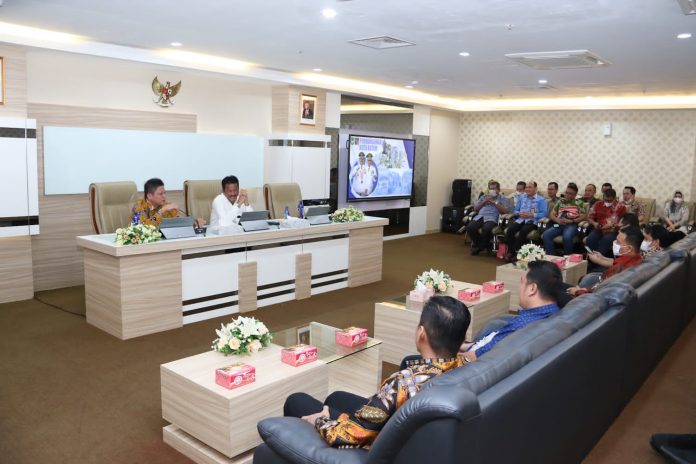 Bupati OKU Timur Lanosin Hamzah (kiri) dan Wali Kota Batam, Muhammad Rudi, saat memberikan sambutan di depan jajaran Pemkab OKU Kamis (20/10/2022). (F: dwi susilo - batamtv.com)