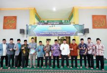 read news – Jefridin Ajak Semua Pihak Bangun Batam Setdako Batam, Jefridin (keenam dari kanan) saat bersama para tokoh agama , mubalighj dan imam masjid di Batuaji , Kamis (20/10/2022). (Foto : abyaqsa ra - batamtv.com)