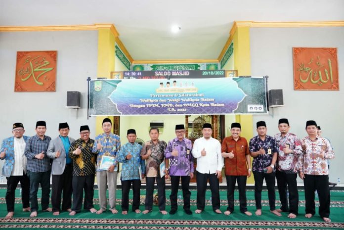 Setdako Batam, Jefridin (keenam dari kanan) saat bersama para tokoh agama , mubalighj dan imam masjid di Batuaji , Kamis (20/10/2022). (Foto : abyaqsa ra - batamtv.com)