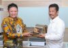 read news – Bupati Lanosin Hamzah Sambangi Kota Batam Bupati OKU TimuBupati OKU Timur Lanosin Hamzah (kiri) saat disambut Wali Kota yang juga Kepala BP Batam, Muhammad Rudi, Kamis (20/10/2022). (F: dwi susilo - batamtv.com) r Lanosin Hamzah saat disambut Wali Kota yang juga Kepala BP Batam, Muhammad Rudi, Kamis (20/10/2022). (F: dwi susilo - batamtv.com)