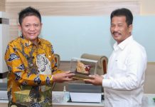 read news – Bupati Lanosin Hamzah Sambangi Kota Batam Bupati OKU TimuBupati OKU Timur Lanosin Hamzah (kiri) saat disambut Wali Kota yang juga Kepala BP Batam, Muhammad Rudi, Kamis (20/10/2022). (F: dwi susilo - batamtv.com) r Lanosin Hamzah saat disambut Wali Kota yang juga Kepala BP Batam, Muhammad Rudi, Kamis (20/10/2022). (F: dwi susilo - batamtv.com)