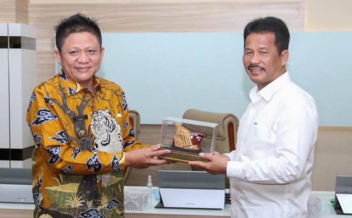 Bupati OKU TimuBupati OKU Timur Lanosin Hamzah (kiri) saat disambut Wali Kota yang juga Kepala BP Batam, Muhammad Rudi, Kamis (20/10/2022). (F: dwi susilo - batamtv.com) r Lanosin Hamzah saat disambut Wali Kota yang juga Kepala BP Batam, Muhammad Rudi, Kamis (20/10/2022). (F: dwi susilo - batamtv.com)