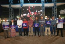 read news – Penyerahan Insentif RT RW di Sagulung, Walikota Batam: Terimakasih Bapak RT dan RW Walikota Batam HM Rudi, (kelima dari kiri) saat menyerahkan insentif RT RW di Kecamatan Sagulung, Sabtu (22/10/2022). (Foto : abyaqsa ra - batamtv.com)