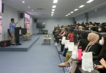 read news – Walikota Batam HM Rudi Motivasi Peserta Workshop Forum Anak Rantau Politeknik Negeri Batam Walikota Batam, HM Rudi (di podium) saat memberikan masukan kepada peserta Workshop Forum Anak Rantau Politeknik Negeri Batam di Politeknik Negeri Batam, Sabtu (22/10/2022). (foto: abyaqsa ra - batamtv.com)