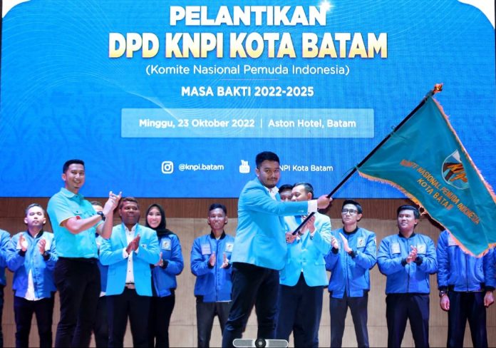 DPD KNPI Kota Batam di bawah kepemimpinan Randy Zulmariadi (pegang bendera KNPI) usai dilantik Minggu (23/10/2022) (Foto: muhammad amin - batamtv.com)