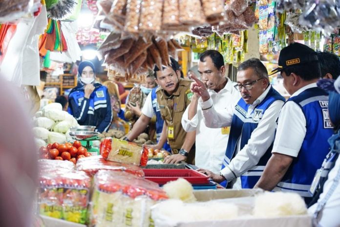 Setdako Batam, Jefridin Hamid (rompi biru berkacamata) saat meninjau pasar murah di Komplek Ruko Sumerland Nongsa, Selasa (25/10/2022).. (Foto : muhammad amin - batamtv.com)