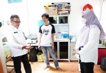 read news – Pemko Batam Apresiasi Swasta Bangun Rumah Warga Setdako Batam, Jefridin (kiri) saat bercengkarana, dengan pengurus Yayasan Habitat Kemanusiaan Indonesia Rabu (26/10/2022). (Foto: muhammad amin - batamtv.com)