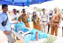 read news- 85 Distributor di Batam Ikut Sukseskan Pasar Murah di Batam Setdako Batam, Jefridin saat meninjau pasar murah yang berlangsung di Lapangan Sepakbola di Baloi Permai, Senin (24/10/2022) . (Foto abyaqsa ra - batamtv.com)