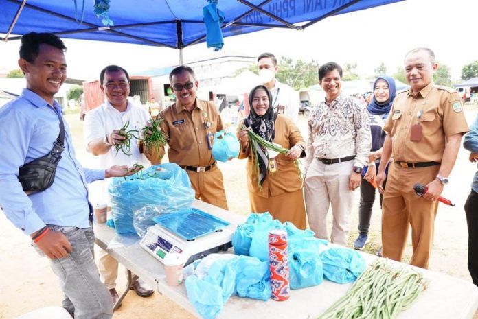 Setdako Batam, Jefridin saat meninjau pasar murah yang berlangsung di Lapangan Sepakbola di Baloi Permai, Senin (24/10/2022) . (Foto abyaqsa ra - batamtv.com)
