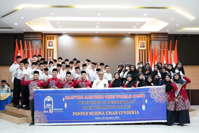 Setdako Batam , Jefridin Hamid (tengah, kemeja putih) saat melepas rombongan santri Ponpes Medina Umah Cendekia (MUC) yang diberangkatkan ke Malaysia dalam rangka Kegiatan Belajar, Rabu (26/10/2022). (Foto : muhammad amin - batamtv.com)