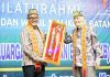 read news – Pengurus IKKB Kota Batam Resmi Dilantik Setdako Batam, Jefridin (kiri) saat usai melantik Pengurus IKKB Kota Batam di Golden Prawn, Minggu (30/10/2022) (Foto : abyaqsa ra - batamtv.com)