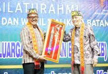 read news – Pengurus IKKB Kota Batam Resmi Dilantik Setdako Batam, Jefridin (kiri) saat usai melantik Pengurus IKKB Kota Batam di Golden Prawn, Minggu (30/10/2022) (Foto : abyaqsa ra - batamtv.com)