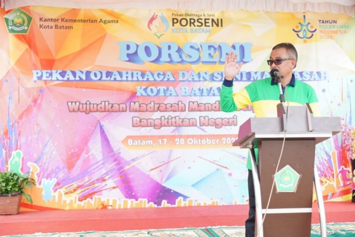 Setdako Batam, Jefridin, saat membuka Porseni Madrasah se Kota Batam Senin (17/10/2022). (F: muhammad amin - batamtv.com)