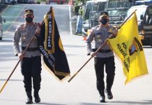 read news – Kapolsek Batuampar Kompol Salahudin Angkat Bendera Kuning Kapolsek Batuampar Kompol Salahudin (pegang bendera kuning) mendapatkan predikat sebagai Polsek Terbaik se-Polresta Barelang. di halaman depan Markas Kepolisian Resor Kota (Mapolresta) Barelang, Selasa (11/10/2022) pagi. (F: muhammad amin - batamtv.com_)