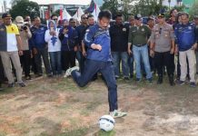 read news – Dibangun di Temenggung Abdul Jamal, Batam bakal Miliki Stadion Mewah Walikota Batam, HM Rudi (menendang bola) di pembukaan Turnamen Sepak Bola Geger Kepri Cup 2022 di lapangan Bola Muhammad Tahir, Bengkong Laut, Sabtu (15/10/2022). (Foto : abyaqsa - batamtv.com)