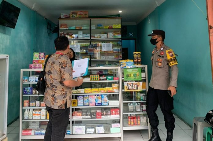Dua orang tim dari Polres Bintan ini melakukan pengecekan di beberapa apotek dan toko obat yang ada di Bintan pada Jum’at (21/10). (Fotot : dwi susilo - batamtv.com,)