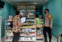 read news – Wah, Apotik di Bintan Masih Simpan Obat Sirup yang Dilarang Dua orang tim dari Polres Bintan ini melakukan pengecekan di beberapa apotek dan toko obat yang ada di Bintan pada Jum’at (21/10). (Fotot : dwi susilo - batamtv.com,)