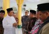 read news- Sukseskan Pembangunan di Kepri, Ansar Mohon Dukungan Warga Gubernur Kepri, Ansar Ahmad (baju putih) saat hadiri di depan warga DPD Persatuan Keluarga Daerah Piaman (PKDP) Kota Batam di Masjid Babbusalam Bengkong Indah II, Batam, Minggu (23/10). (Foto : abyaqsa ra - batamtv.com)