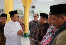 read news- Sukseskan Pembangunan di Kepri, Ansar Mohon Dukungan Warga Gubernur Kepri, Ansar Ahmad (baju putih) saat hadiri di depan warga DPD Persatuan Keluarga Daerah Piaman (PKDP) Kota Batam di Masjid Babbusalam Bengkong Indah II, Batam, Minggu (23/10). (Foto : abyaqsa ra - batamtv.com)