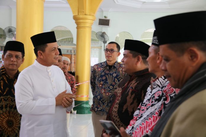 Gubernur Kepri, Ansar Ahmad (baju putih) saat hadiri di depan warga DPD Persatuan Keluarga Daerah Piaman (PKDP) Kota Batam di Masjid Babbusalam Bengkong Indah II, Batam, Minggu (23/10). (Foto : abyaqsa ra - batamtv.com)