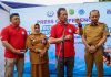 read news – Nelayan di Kepri Diajak Ikuti Gerakan Satu Bulan tak Ambil Ikan Menteri Kelautan dan Perikanan RI Sakti Wahyu Trenggono (didepan mix) yang hadir langsung ke Kepri sempena Gerakan Nasional Bulan Cinta Laut (Gernas BCL) Selasa (18/10/2022). (F: dwi susilo - batamtv.com)