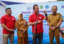 read news – Nelayan di Kepri Diajak Ikuti Gerakan Satu Bulan tak Ambil Ikan Menteri Kelautan dan Perikanan RI Sakti Wahyu Trenggono (didepan mix) yang hadir langsung ke Kepri sempena Gerakan Nasional Bulan Cinta Laut (Gernas BCL) Selasa (18/10/2022). (F: dwi susilo - batamtv.com)