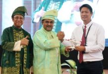 read news – Aunur Rafiq Ingin Jaga Komitmen Pembangunan Infrastruktur hingga ke Pulau-pulau Bupati Karimun Dr H Aunur Rafiq S.Sos M.Si (tengah) dalam perayaan Hari Ulang Tahun (HUT) Kabupaten Karimun ke-23. di Gedung Nilam Sari Kantor Bupati Karimun, Rabu (12/10/2022). (F: dwi susilo-batamtv.com_)