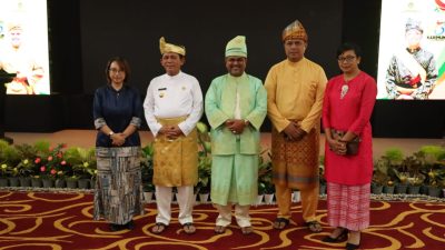 Bupati Karimun Aunur Rafiq (tengah) menegaskan bahwa dalam rangka mempercepat pemulihan ekonomi di perlukan dukungan pembangunan infrastruktur diKarimun, Rabu (12/10/2022) (F: dwi susilo-batamtv.com) Bupati Karimun Aunur Rafiq (tengah) menegaskan bahwa dalam rangka mempercepat pemulihan ekonomi di perlukan dukungan pembangunan infrastruktur diKarimun, Rabu (12/10/2022) (F: dwi susilo-batamtv.com)