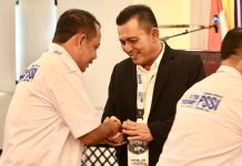 read news – Ansar Ahmad Siap Besarkan Asprov PSSI Kepri hingga 2022 – 2026 Gubernur Kepri, Ansar Ahmad (jas hitam) saat dikukuhkan sebagai Ketua Asprov PSSI Provinsi Kepri periode 2022-2026. sedangkan Kadispora Kepri, Muhammad Ikhsan .sebagai wakilnya, Jumat (14/10/2022) (Foto : aby,aqsa ra - batamtv.com)