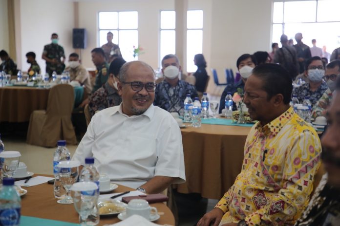 BP Batam mendapatkan 4 Anugerah dalam ajang Stakeholders Award KPKNL 2022 yang digelar Kantor Pelayanan Kekayaan Negara dan Lelang (KPKNL) Batam. Tampak Wakil Kepala BP Batam Purwiyanto pada acara pemberian penghargaan Kamis (27/10). (foto: muhammad amin-batamtv.com)