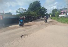 read news – Jalan Masuk GMP Rusak, Yusuf: Perbaikan Dianggarkan di 2023 Inilah kondisi jalan rusak di jalan masuk ke Perumahan GMP Rabu (12/10/2022). Perbaikan ini telah dianggarkan Pemprov Kepri 2023. (F: abyaqsa ra - batamtv.com)