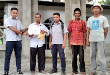 read news – Bantuan untuk Mushola Al Anwar dari PT Timah sudah Diterima Ketua Pembangunan Mushola Al – Anwar, Mustaqim (kedua dari kiri) menerima bantuan untuk Mushola Al Anwar yang diserahkan oleh PPM Kepri Selasa (25/10/2022). (foto : dwi susilo - batamtv.com)