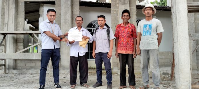 Ketua Pembangunan Mushola Al – Anwar, Mustaqim (kedua dari kiri) menerima bantuan untuk Mushola Al Anwar yang diserahkan oleh PPM Kepri Selasa (25/10/2022). (foto : dwi susilo - batamtv.com) Ketua Pembangunan Mushola Al – Anwar, Mustaqim (kedua dari kiri) menerima bantuan untuk Mushola Al Anwar yang diserahkan oleh PPM Kepri Selasa (25/10/2022). (foto : dwi susilo - batamtv.com)