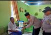 read news – Warga Karimun Derita Lumpuh akibat Syaraf Kejepit Abdul Rouf (kiri) saat menerima bantuan dari Polres Karimun. Rouf menderita kelumpuhan akibat syaraf kejepit dan membutuhkan bantuan untuk berobat. (Foto : dwi susilo - batamtv.com)