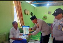 read news – Warga Karimun Derita Lumpuh akibat Syaraf Kejepit Abdul Rouf (kiri) saat menerima bantuan dari Polres Karimun. Rouf menderita kelumpuhan akibat syaraf kejepit dan membutuhkan bantuan untuk berobat. (Foto : dwi susilo - batamtv.com)