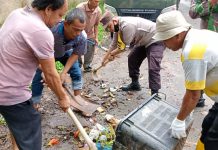 read news – Warga Goro Bersihkan sampah di Samping Kantor Dinas Warga bersama sama dengan bhabinkamtibmas Polsek Sekupang menggelar gotong royong bersihkan sampah di samping Kantor Dinsos Senin (10/10/2022). (F: abyaqsa ra - batamtv.com)