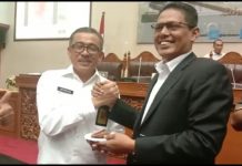 read news – Waka I DPRD Batam Dapat Surprise Kue Milad