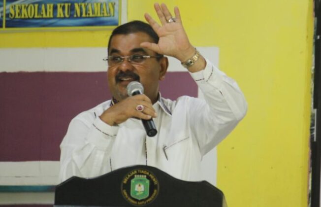 Bupati Karimun Aunur Rafiq meminta kepada Dinas Kesehatan mengecek ke apotek- apotek dan toko obat demi memastikan peredaran obat jenis sirup yang dilarang sudah tidak diedarkan di Karimun, Minggu (23/10/2022). (Foto : dwi susilo - batamtv.com) Bupati Karimun Aunur Rafiq meminta kepada Dinas Kesehatan mengecek ke apotek- apotek dan toko obat demi memastikan peredaran obat jenis sirup yang dilarang sudah tidak diedarkan di Karimun, Minggu (23/10/2022). (Foto : dwi susilo - batamtv.com)
