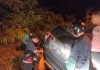 read news – Diduga Jalan Licin, Mobil Masuk ke Parit Inilah kondisi kendaraan yang terperosok ke dalam parit pada Selasa (4/10/2022) ,malam. Kondisi jalan licin diduga jadi penyebab, mobil terperosok masuk parit. (F: abyaqsa ra-batamtv.com)