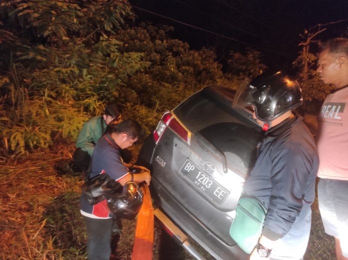 Inilah kondisi kendaraan yang terperosok ke dalam parit pada Selasa (4/10/2022) ,malam. Kondisi jalan licin diduga jadi penyebab, mobil terperosok masuk parit. (F: abyaqsa ra-batamtv.com)