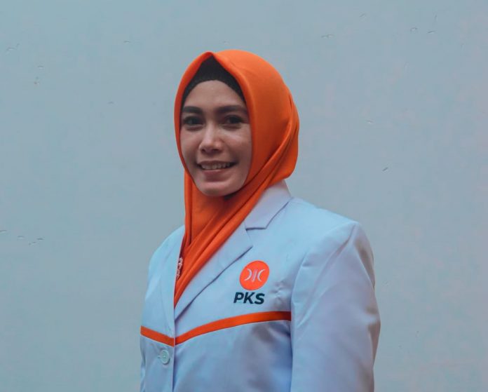 (Foto : abdi perdana - batamtv.com) Inilah Dhenok Puspita Sari , kader PKS dari Bintan Timur. Ketua DPD PKS Bintan Atrianedi menilai Dhenok Puspita Sari (DPS) layak menjadi Wakil Bupati Bintan mendampingi Roby Kurniawan yang baru saja dilantik menjadi Bupati Bintan Senin (3/10/2022) (Foto : abdi perdana - batamtv.com)