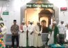 read news – Zikir dan Sholawat Nabi Bergema di Masjid Al Amin Bengkong Kapolsek Bengkong, Iptu Mardalis (paling kiri) mengajak umat muslim meneladani Rasulullah SAW, termasuk dalam menjaga harmoni dan kerukunan. Hal ini disampaikannya Jumat (7/10/2022) dalam peringatan Maulid Nabi Muhammad SAW. (F: Abyaaqsa ra - batamtv.c0m)