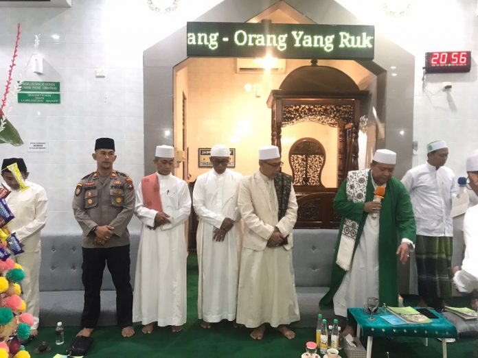 Kapolsek Bengkong,  Iptu Mardalis (paling kiri) mengajak umat muslim meneladani Rasulullah SAW, termasuk dalam menjaga harmoni dan kerukunan. Hal ini disampaikannya Jumat (7/10/2022) dalam peringatan Maulid Nabi Muhammad SAW. (F: Abyaaqsa ra - batamtv.c0m)