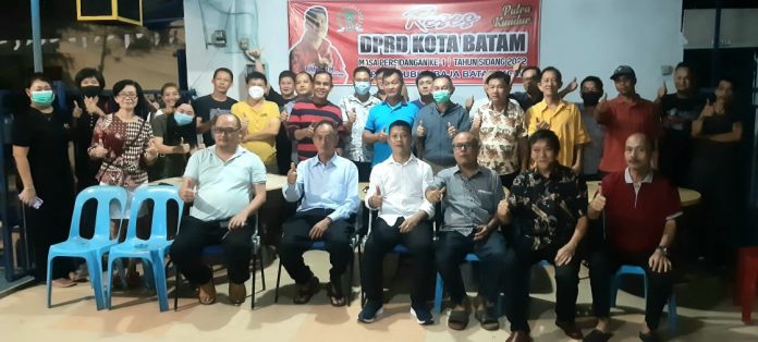 Anggota DPRD Kota Batam, Tan A Tie (tengah duduk baju putih) saat reses Sabtu ( (8/10/2022) malam. (F: muhammad amin)